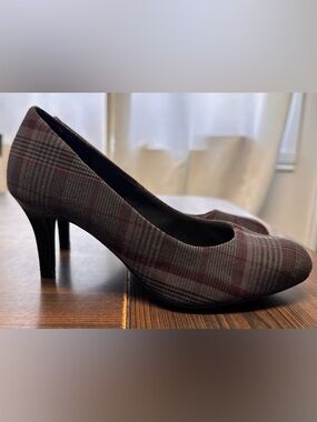 Plaid Mid-Heel Pump in Gray and Burgundy